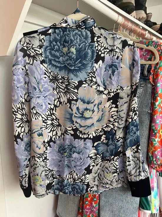 Coach runway Floral Ruffle Tie-Neck Blouse in Black and Blue - Picture 3 of 3